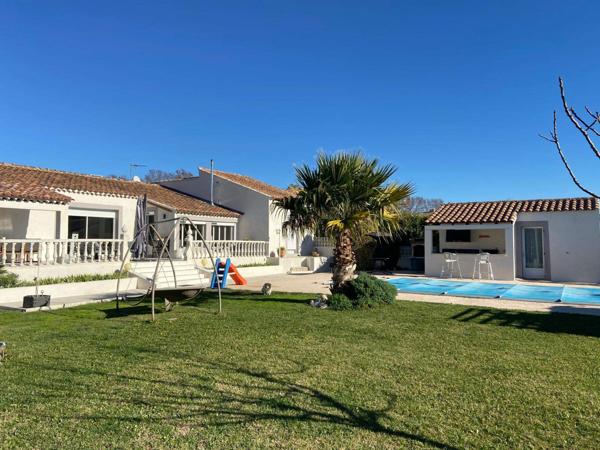 Villa de plein-pied, 207 m2 habitable, sur 1652 m2 de terrain .