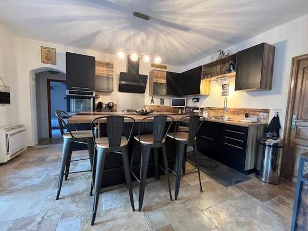 Villa de plein-pied, 207 m2 habitable, sur 1652 m2 de terrain .