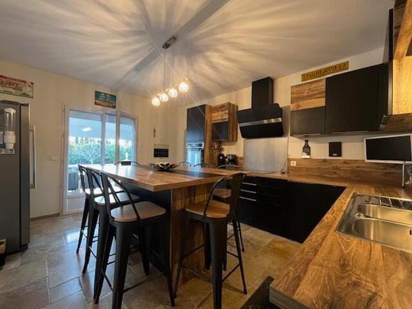 Villa de plein-pied, 207 m2 habitable, sur 1652 m2 de terrain .