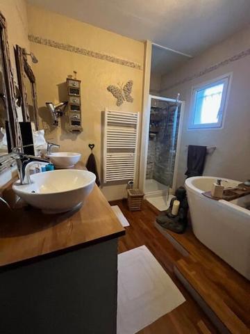 Villa de plein-pied, 207 m2 habitable, sur 1652 m2 de terrain .