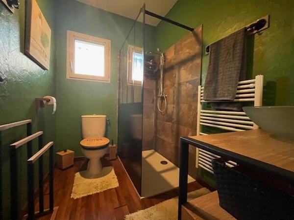 Villa de plein-pied, 207 m2 habitable, sur 1652 m2 de terrain .