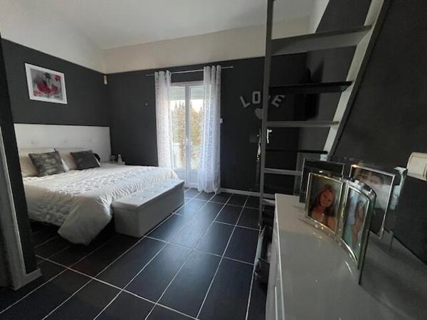 Villa de plein-pied, 207 m2 habitable, sur 1652 m2 de terrain .