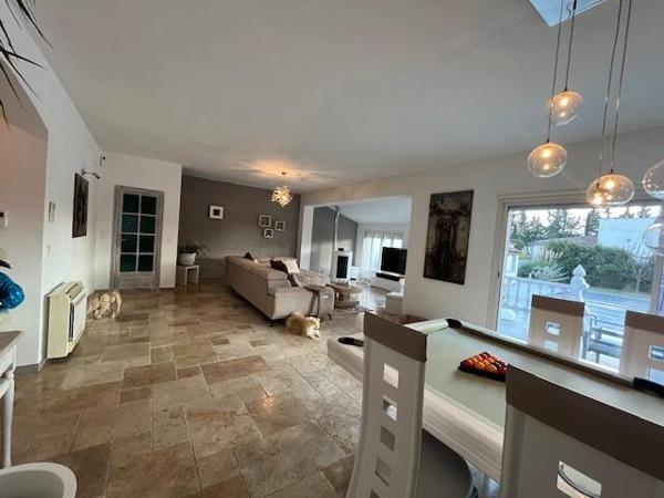 Villa de plein-pied, 207 m2 habitable, sur 1652 m2 de terrain .