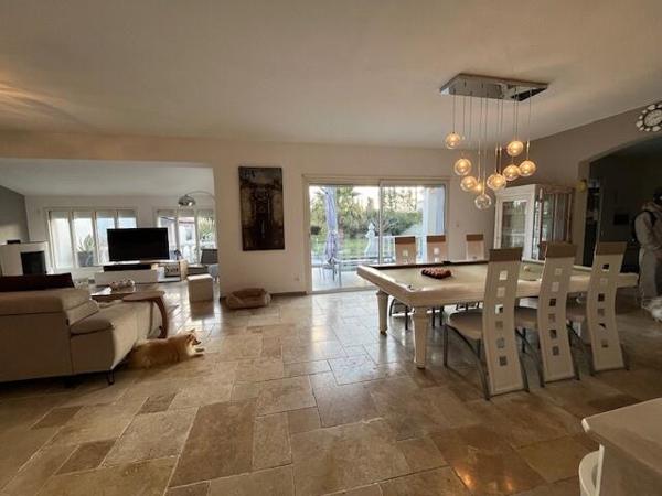 Villa de plein-pied, 207 m2 habitable, sur 1652 m2 de terrain .