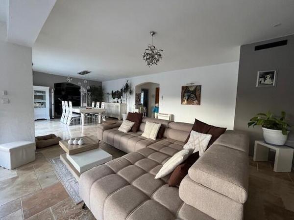 Villa de plein-pied, 207 m2 habitable, sur 1652 m2 de terrain .