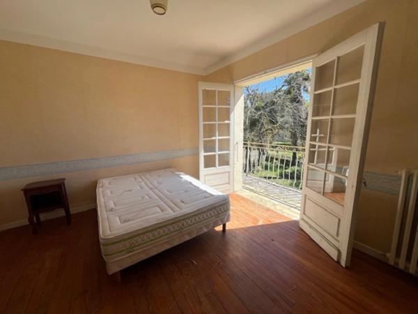 MARCIAC proche, VUE PYRENEES depuis cette BELLE MAISON DE FAMILLE 215m2, grandes dépendances sur 1750m2 de jardin, dans village patrimonial.