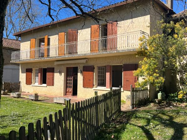 MARCIAC proche, VUE PYRENEES depuis cette BELLE MAISON DE FAMILLE 215m2, grandes dépendances sur 1750m2 de jardin, dans village patrimonial.