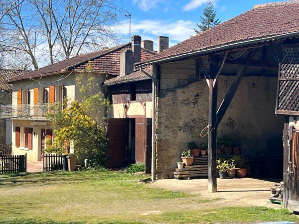 MARCIAC proche, VUE PYRENEES depuis cette BELLE MAISON DE FAMILLE 215m2, grandes dépendances sur 1750m2 de jardin, dans village patrimonial.