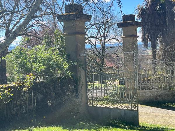 MARCIAC proche, VUE PYRENEES depuis cette BELLE MAISON DE FAMILLE 215m2, grandes dépendances sur 1750m2 de jardin, dans village patrimonial.