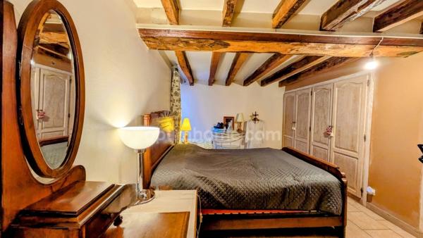 Logis du 16ème siècle dépendances et jardin 4000m²