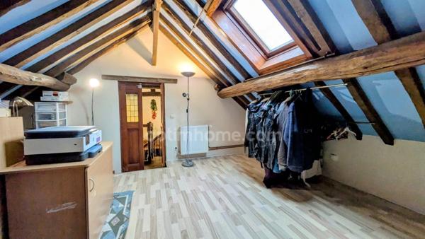 Logis du 16ème siècle dépendances et jardin 4000m²