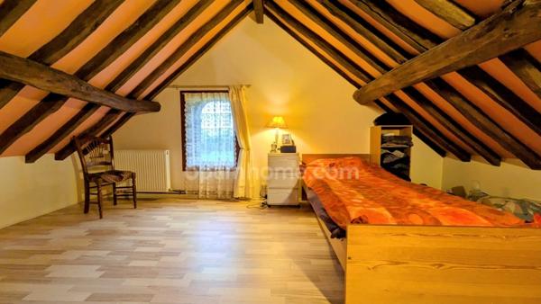 Logis du 16ème siècle dépendances et jardin 4000m²