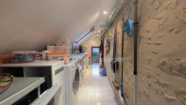 Logis du 16ème siècle dépendances et jardin 4000m²