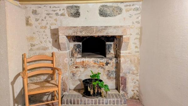 Logis du 16ème siècle dépendances et jardin 4000m²