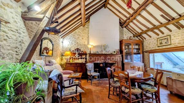 Logis du 16ème siècle dépendances et jardin 4000m²