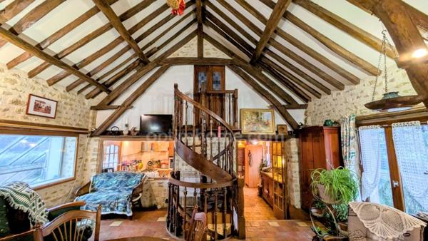 Logis du 16ème siècle dépendances et jardin 4000m²