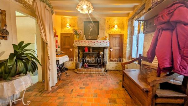 Logis du 16ème siècle dépendances et jardin 4000m²