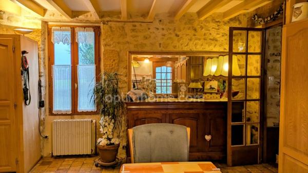 Logis du 16ème siècle dépendances et jardin 4000m²