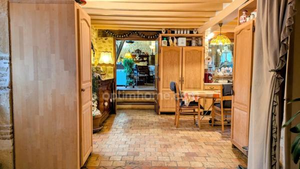 Logis du 16ème siècle dépendances et jardin 4000m²