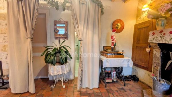 Logis du 16ème siècle dépendances et jardin 4000m²