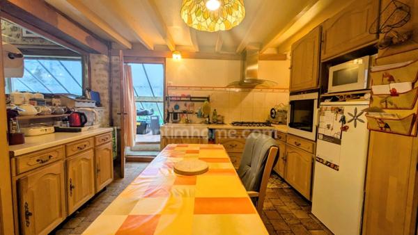 Logis du 16ème siècle dépendances et jardin 4000m²