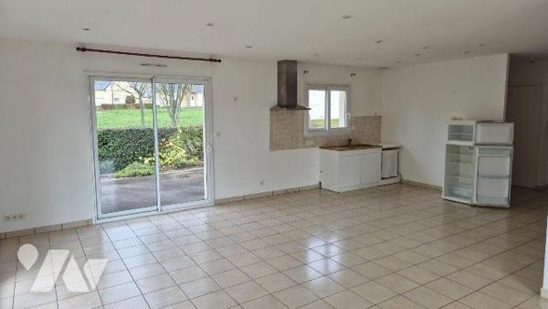 GORRON proche centre ville: pavillon 100% de plain-pied comprenant:
-Entrée avec placard, salo...