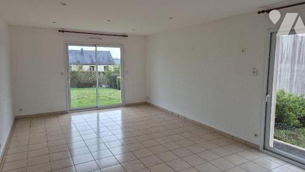 GORRON proche centre ville: pavillon 100% de plain-pied comprenant:
-Entrée avec placard, salo...