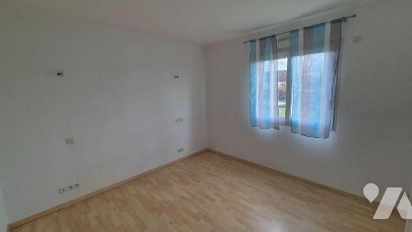 GORRON proche centre ville: pavillon 100% de plain-pied comprenant:
-Entrée avec placard, salo...