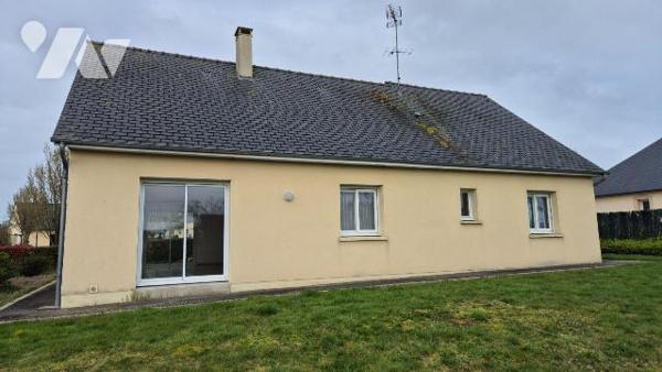 GORRON proche centre ville: pavillon 100% de plain-pied comprenant:
-Entrée avec placard, salo...