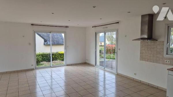 GORRON proche centre ville: pavillon 100% de plain-pied comprenant:
-Entrée avec placard, salo...
