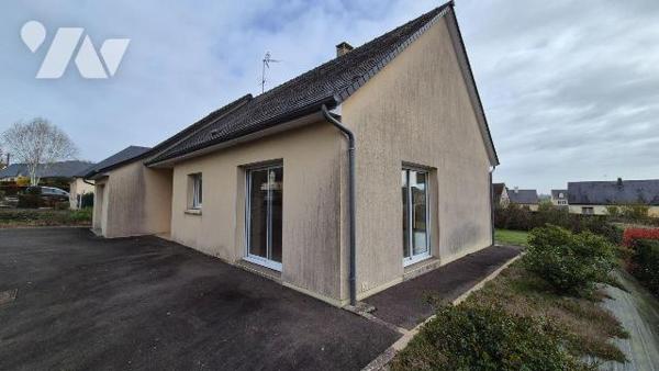 GORRON proche centre ville: pavillon 100% de plain-pied comprenant:
-Entrée avec placard, salo...