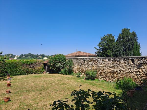 Grande Maison en Pierre avec Jardin et Garage en Hyper Centre de Condom