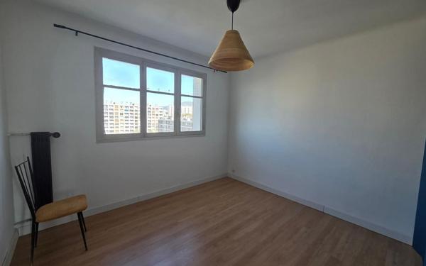 Appartement à vendre    4 pièces • 70,06 m2 Marseille 9