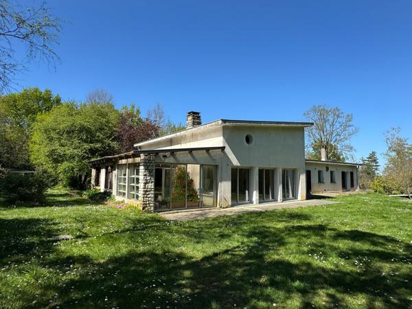 Maison sur un superbe terrain boisé et clos de plus d’un hectare proche du golf !! Julienne (16200)