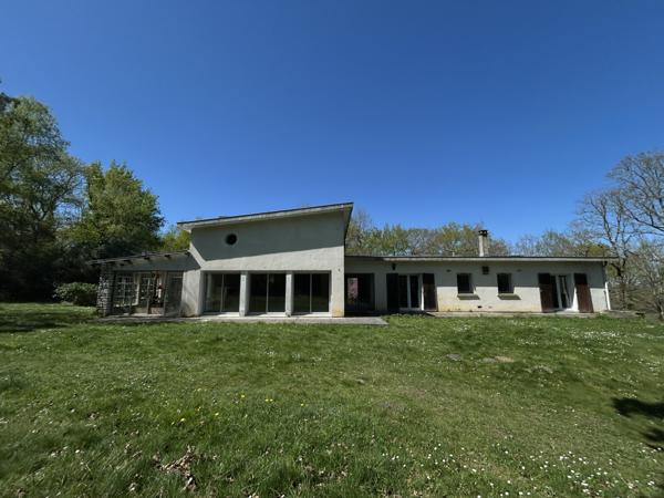 Maison sur un superbe terrain boisé et clos de plus d’un hectare proche du golf !! Julienne (16200)