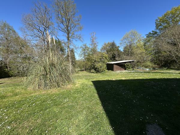 Maison sur un superbe terrain boisé et clos de plus d’un hectare proche du golf !! Julienne (16200)