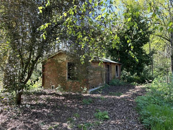 Maison sur un superbe terrain boisé et clos de plus d’un hectare proche du golf !! Julienne (16200)