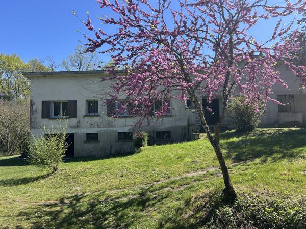 Maison sur un superbe terrain boisé et clos de plus d’un hectare proche du golf !! Julienne (16200)