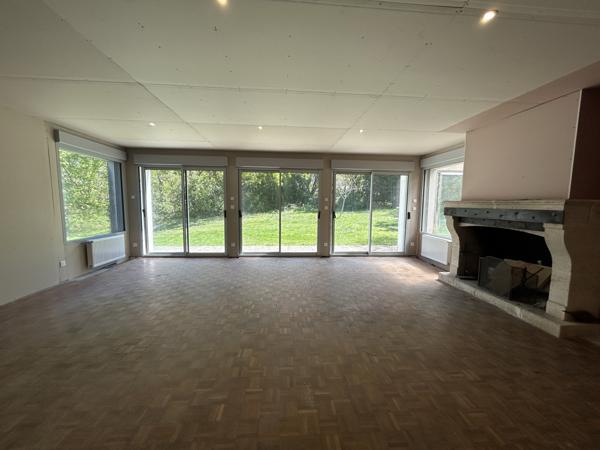 Maison sur un superbe terrain boisé et clos de plus d’un hectare proche du golf !! Julienne (16200)