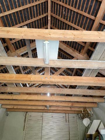 Terrain à bâtir sur lequel existe un garage et un clôture.

