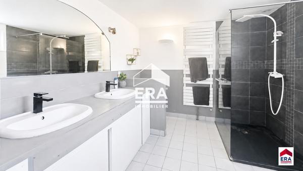 Maison rénovée - 182 m² - 5 chambres - Garage - Jardin - Entrepôts