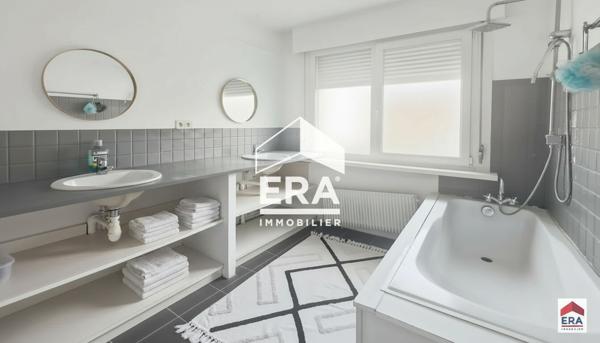 Maison rénovée - 182 m² - 5 chambres - Garage - Jardin - Entrepôts