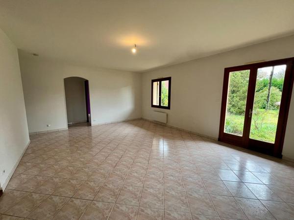 Maison avec dépendance, garage et terrain arboré