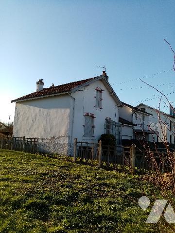 secteur Gohypré , zone d'habitation calme proche écoles, maison mitoyenne 1 côté terrain de 729 m²