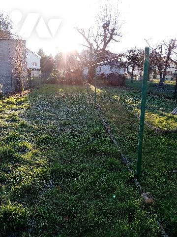secteur Gohypré , zone d'habitation calme proche écoles, maison mitoyenne 1 côté terrain de 729 m²