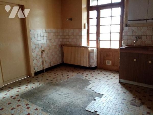 secteur Gohypré , zone d'habitation calme proche écoles, maison mitoyenne 1 côté terrain de 729 m²