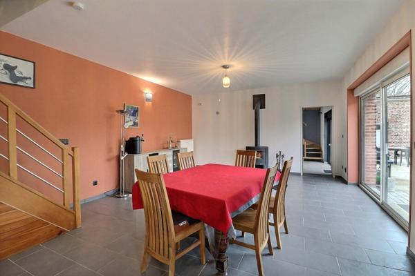 Longère de 187 m2 habitables, 4 chambres indépendantes , garage de 70 m2, terrain de 1188 m2 , le tout bien exposé et au calme en village de campagne. 0 anomalie diagnostics.