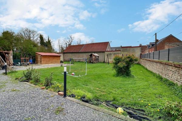 Longère de 187 m2 habitables, 4 chambres indépendantes , garage de 70 m2, terrain de 1188 m2 , le tout bien exposé et au calme en village de campagne. 0 anomalie diagnostics.