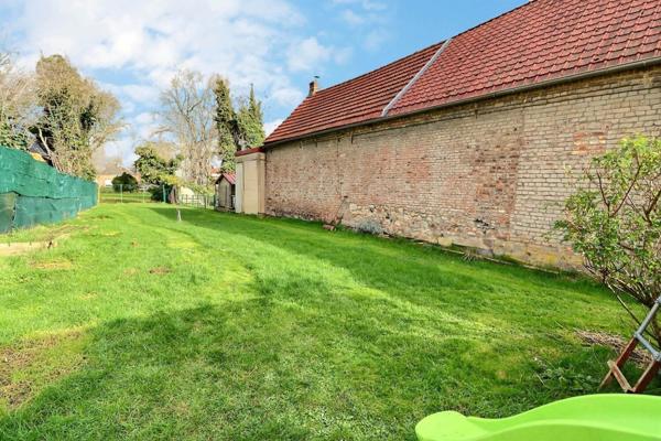 Longère de 187 m2 habitables, 4 chambres indépendantes , garage de 70 m2, terrain de 1188 m2 , le tout bien exposé et au calme en village de campagne. 0 anomalie diagnostics.