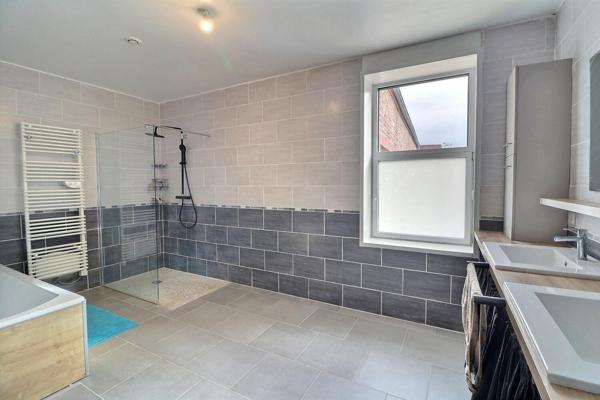 Longère de 187 m2 habitables, 4 chambres indépendantes , garage de 70 m2, terrain de 1188 m2 , le tout bien exposé et au calme en village de campagne. 0 anomalie diagnostics.